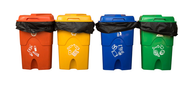 Три разноцветные мусорные контейнеры, изолированные на белом фоне с й
 - Фото, изображение
