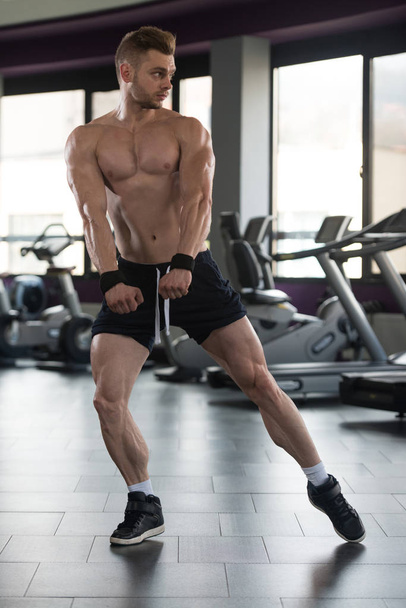 Muscular Man Flexing Muscles In Gym - Foto, Imagem