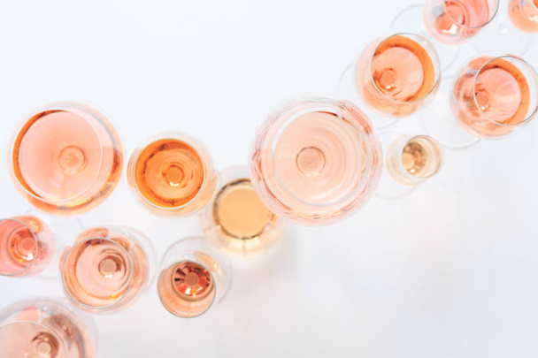 Muitos copos de vinho rosa na degustação de vinhos. Conceito de vinho rosa
  - Foto, Imagem