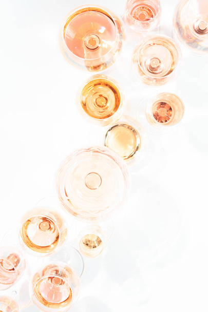 Πολλά ποτήρια ροζέ κρασί σε Γευσιγνωσία κρασιού. Έννοια του ροζέ κρασί  - Φωτογραφία, εικόνα