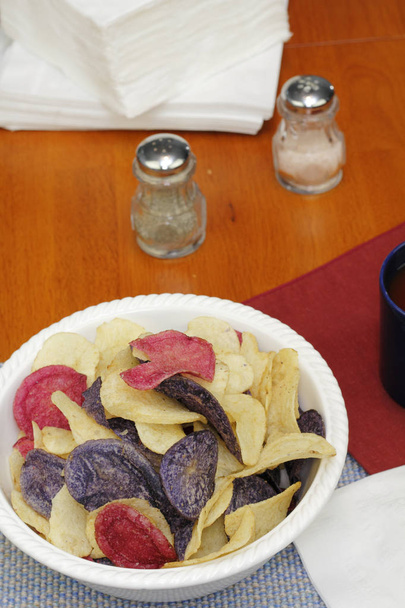 Картофельные чипсы в красно-белом и синем
 - Фото, изображение