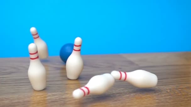 Super Zeitlupenaufnahmen mit fallenden Kegeln mit Bowlingball - Filmmaterial, Video