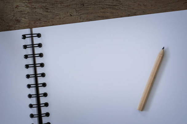 ein Bleistift auf einem Skizzenbuch - Foto, Bild