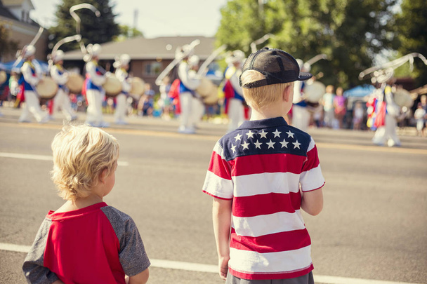 Niños viendo un desfile del Día de la Independencia
 - Foto, Imagen