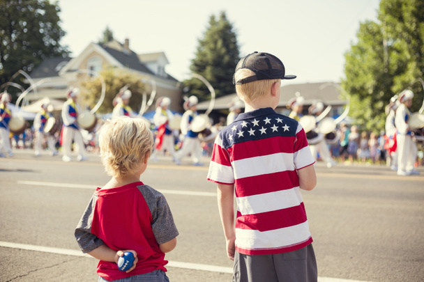 Дети смотрят парад в честь Дня независимости
 - Фото, изображение