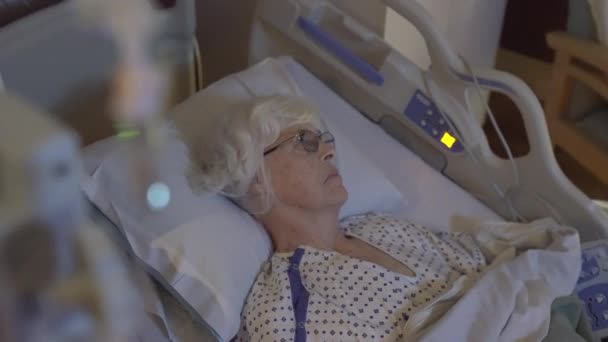 Pan van depressieve oudere vrouw in ziekenhuisbed - Video