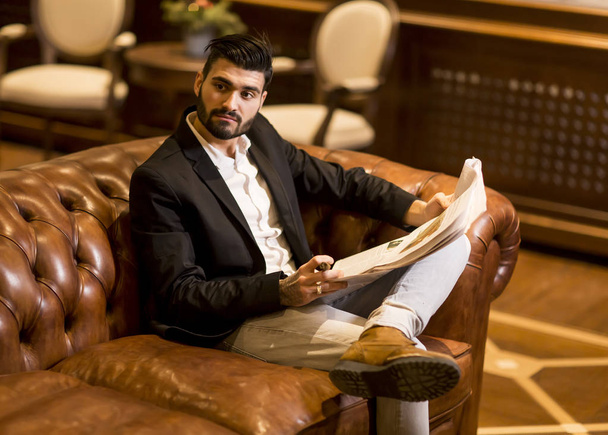 moderno hombre de negocios leyendo periódico
 - Foto, imagen