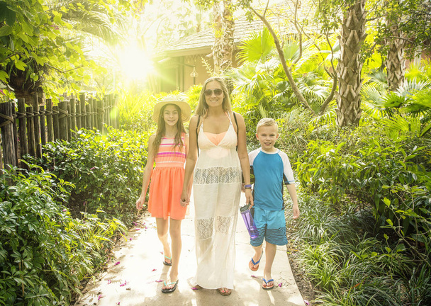 Gelukkige familie genieten van een tropische vakantie samen - Foto, afbeelding