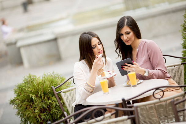 Друзья-женщины общаются в кафе
 - Фото, изображение