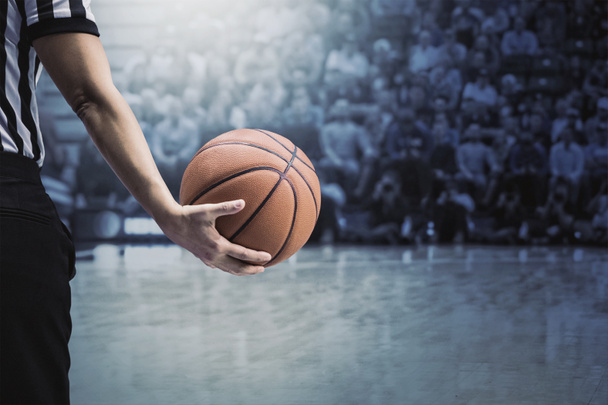 árbitro sosteniendo un baloncesto
 - Foto, imagen