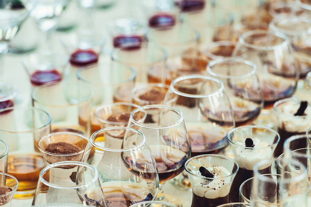 Mooie rijlijn van verschillende gekleurde alcohol cocktails op een party, Whisky, cognac, likeur. - Foto, afbeelding