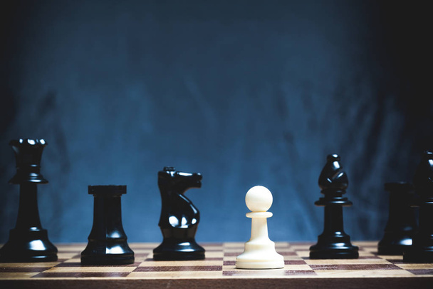 Figuras de ajedrez en tablero de ajedrez
 - Foto, Imagen
