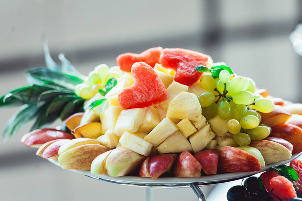 platos con frutas frescas en un stand
 - Foto, imagen