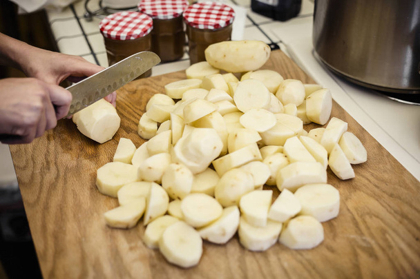  mujer cortar y cortar patatas
  - Foto, imagen