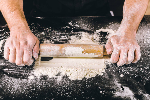 Hands baking dough with rolling pin - Foto, immagini