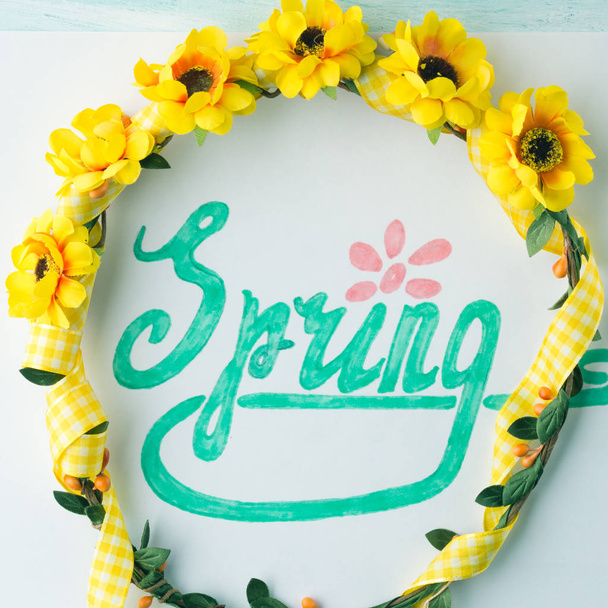 Palavra de primavera soletrando por lettering mão e flor grinalda banda
 - Foto, Imagem