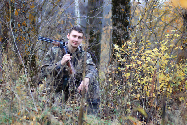 Mann Jäger im Freien bei Herbstjagd - Foto, Bild