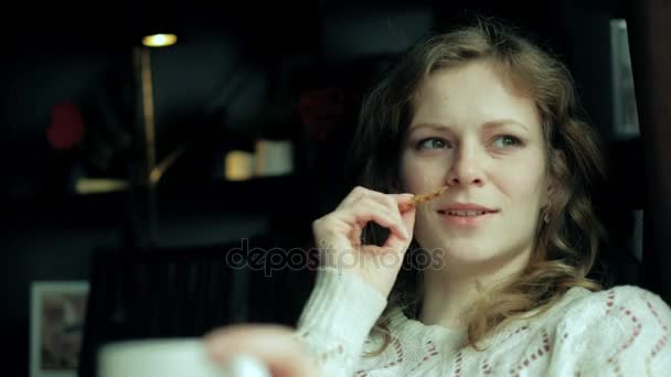 atractiva mujer tiene una taza de té en el restaurante y tomar notas en el pad 4k
 - Metraje, vídeo