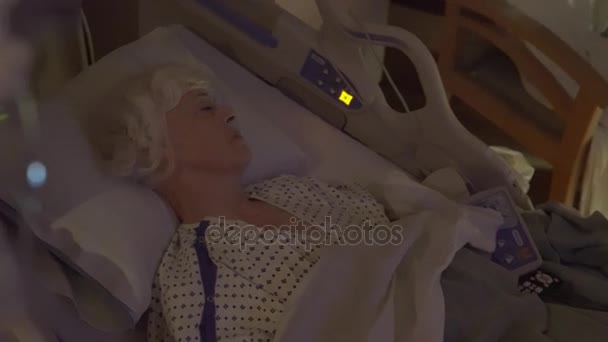 Bejaarde vrouw slaapt in ziekenhuisbed - Video