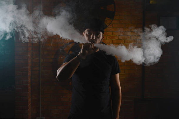 Ο άνθρωπος vaping ηλεκτρονικό τσιγάρο - Φωτογραφία, εικόνα