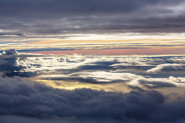 прекрасный вид над облаками
  - Фото, изображение