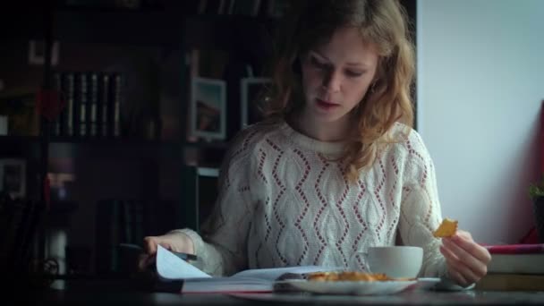 attrayant femme a une tasse de thé dans le restaurant et prendre des notes dans le pad 4k
 - Séquence, vidéo
