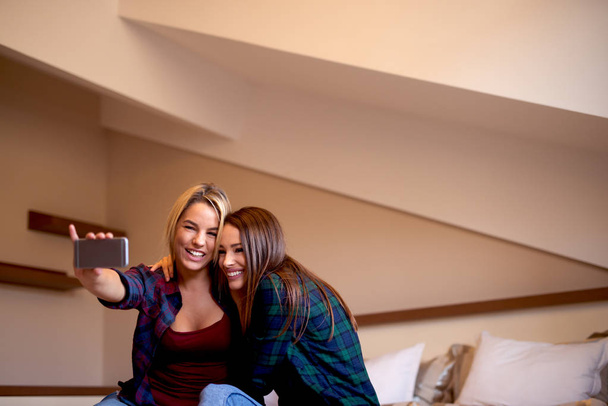 Giovani ragazze alla moda prendendo selfie
 - Foto, immagini