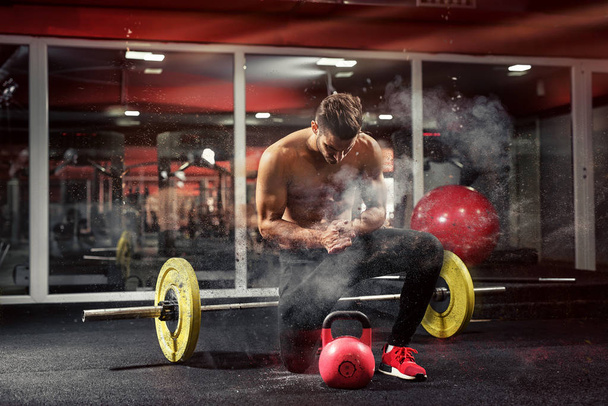 hombre en forma haciendo ejercicio en el gimnasio
 - Foto, Imagen