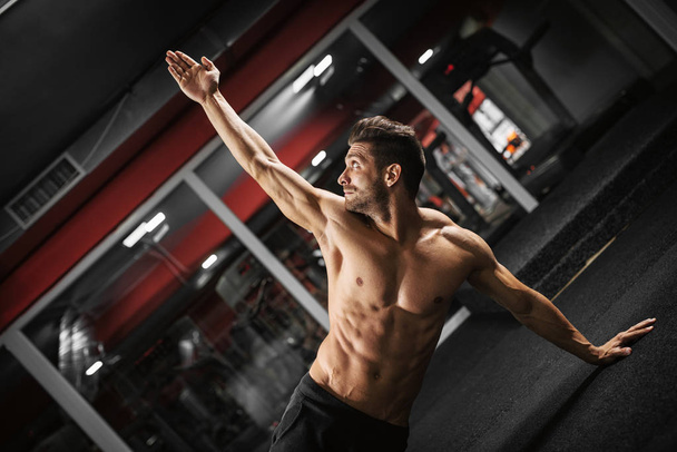 hombre en forma haciendo ejercicio en el gimnasio
 - Foto, imagen