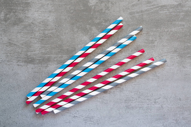 Multi colored striped drinking straws - Fotoğraf, Görsel