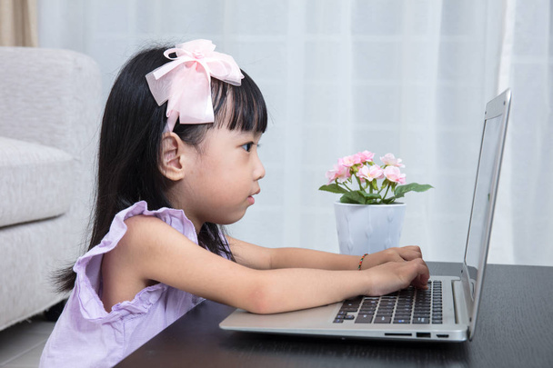 Smiling Asian Chinese little girl using laptop at home - Zdjęcie, obraz