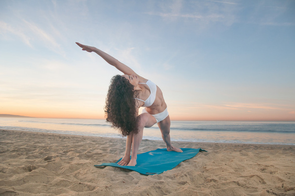Strandon jóga nő - Fotó, kép