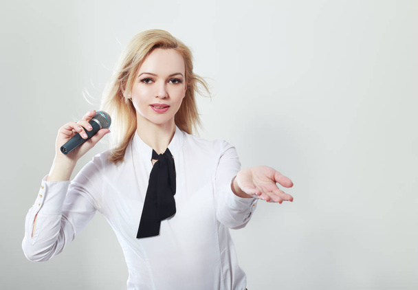 Woman holding microphone - Foto, immagini