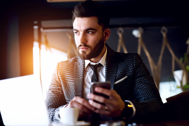 businessman holding smartphone - Foto, Imagen