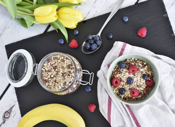 Delicioso desayuno de cereales con tazón y frutas frescas
 - Foto, imagen