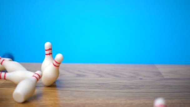 Замедленная съемка с падающими скиттлами с шаром для боулинга
 - Кадры, видео