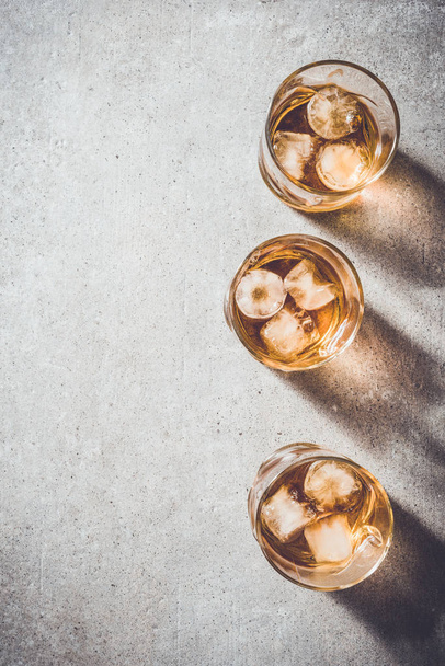 Szklanki whisky na szary kamień tabeli - Zdjęcie, obraz