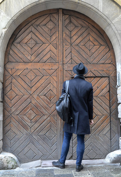 man in a hat near the old door - Fotoğraf, Görsel