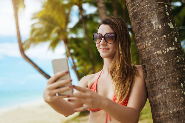woman taking selfie on vacation - Фото, изображение