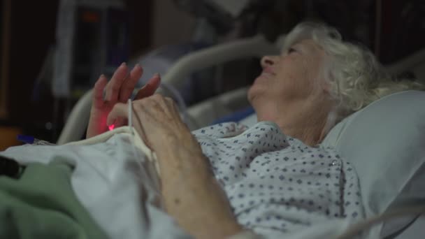 Heureux patient âgé parle avec infirmière
 - Séquence, vidéo