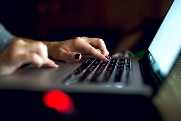 Жінка друкує на ноутбуці
 - Фото, зображення