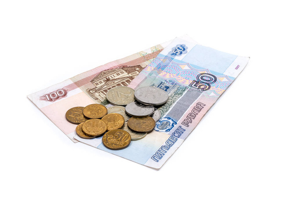 50- und 100-Rubel-Scheine und kleine Münzen isoliert auf weißem Hintergrund - Foto, Bild
