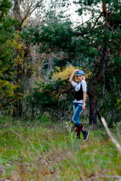 Nice girl in a grey hat in the forest - Foto, Bild