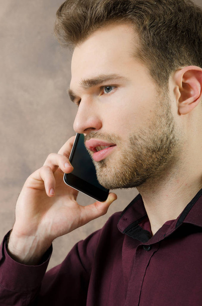 Handsome man talking on the phone copyspace - Φωτογραφία, εικόνα
