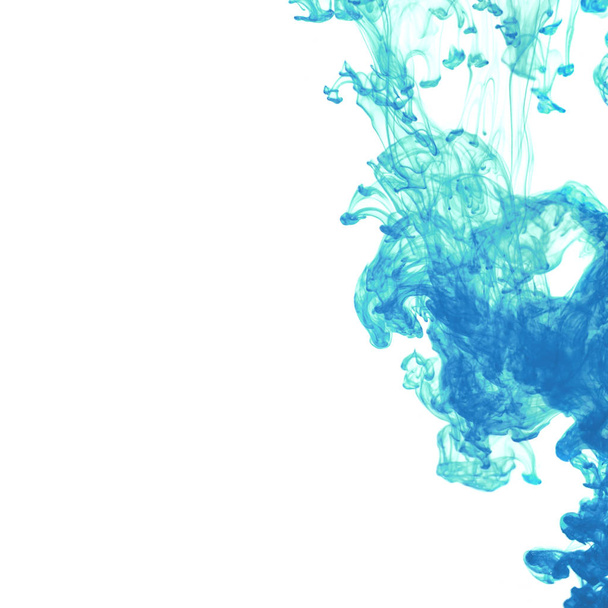 Λευκό φόντο με μπλε μελάνι στο νερό - Φωτογραφία, εικόνα