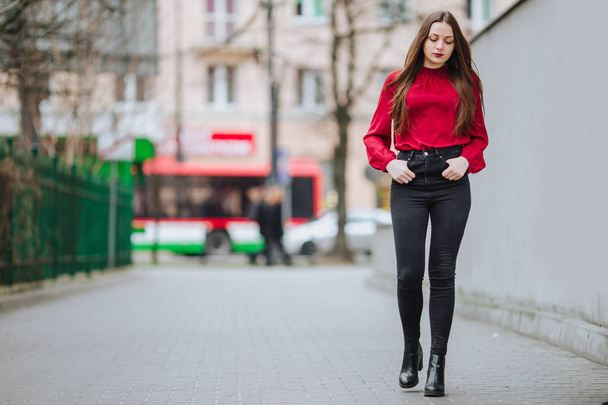 Young woman walking on the street background and smile - Фото, зображення