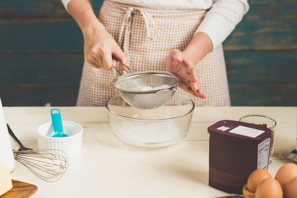 nainen valmistelee jauhoja kakku
 - Valokuva, kuva