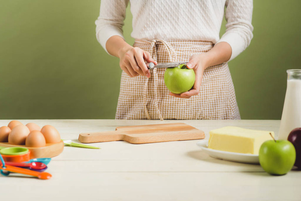 mulher cortando maçã verde
 - Foto, Imagem