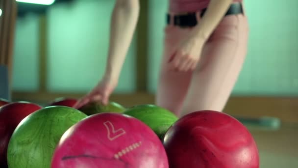 Jeune femme lance la balle dans un club de bowling Slow motion
 - Séquence, vidéo
