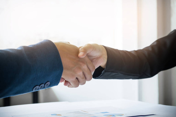 Két üzletember kezet egy értekezleten az irodában, su - Fotó, kép